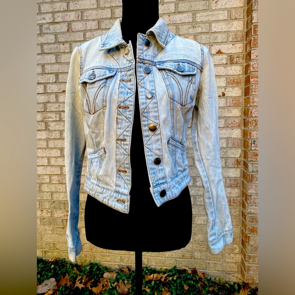 Paper doll
Clothing Los Angeles
Size S denim jacket
Long sleeve
Has pockets